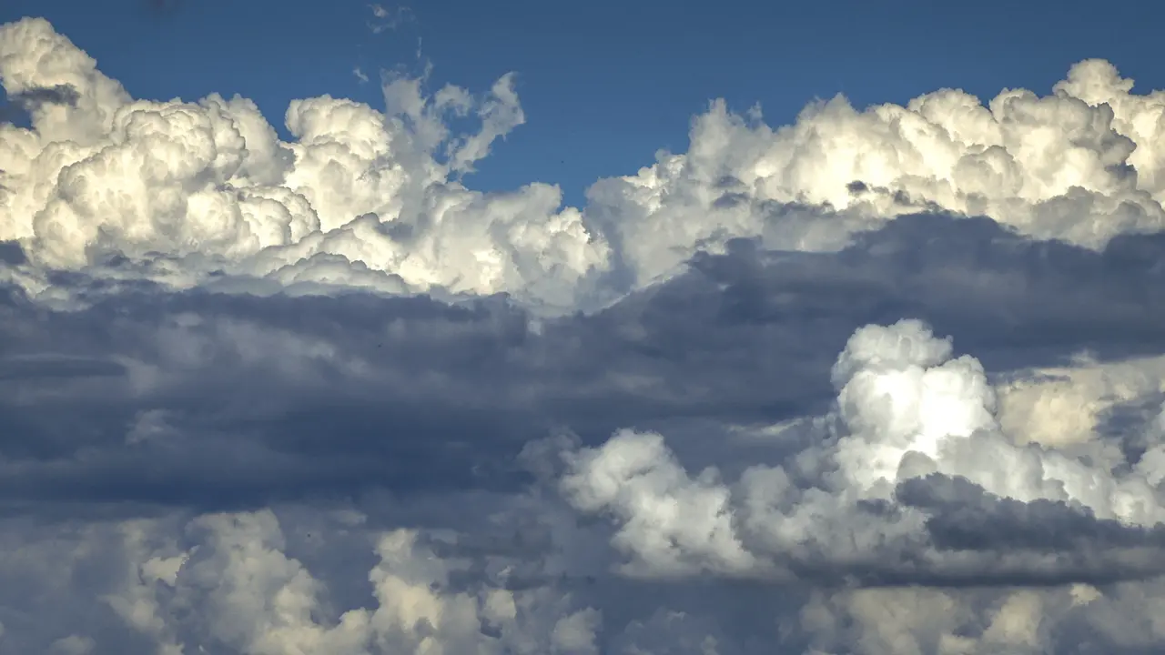 توقعات طقس الثلاثاء تشير إلى أجواء غائمة جزئياً مع احتمالية سقوط أمطار